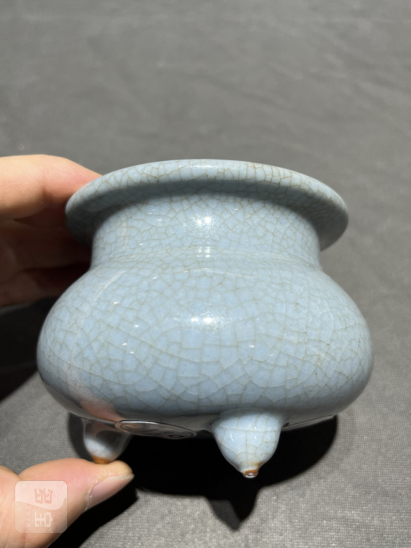 清乾隆 仿汝釉三足鬲式炉 - 图5
